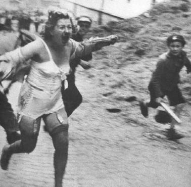 Żydówka uciekająca przed prześladowcami podczas pogromu we Lwowie w okupowanej Polsce 25-27 lipca 1941 roku