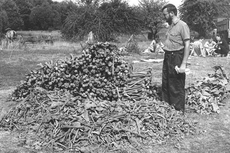 30.08.43r. Wola Ostrowiecka. Mordercy z UPA i ukraińscy sąsiedzi dokonują masakry ok. 670 Polaków, w tym 230 dzieci ...