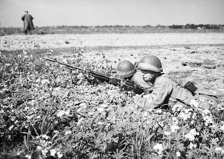 Polscy żołnierze w czasie manewrów w 1938 roku. Widoczny karabin to RKM wz.28 na licencji Browninga