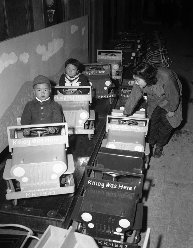 Japońskie dzieci podczas odwiedzin w domu towarowym w Tokio, Japonia 1947