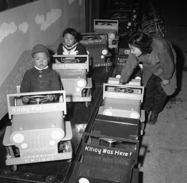 Japońskie dzieci podczas odwiedzin w domu towarowym w Tokio, Japonia 1947