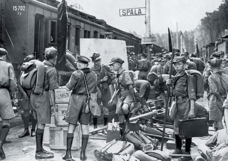 Polscy harcerze wracają w pośpiechu do domów, 1 września 1939