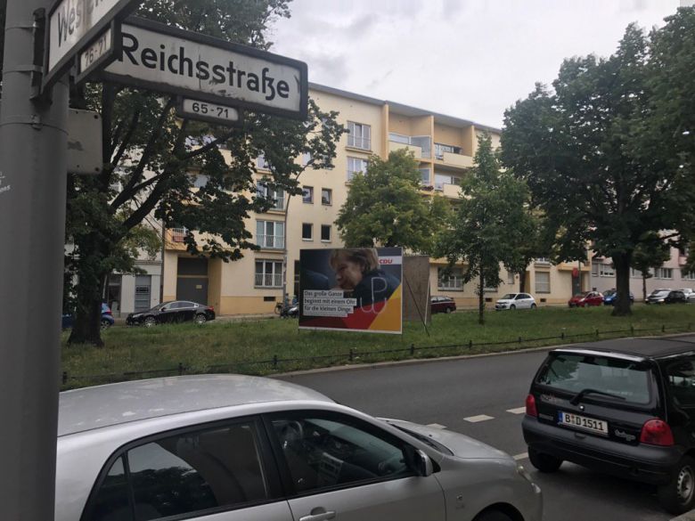 Ktoś na Reichstrasse (ulica Rzeszy) w Berlinie wymalował znaki Polski Walczącej