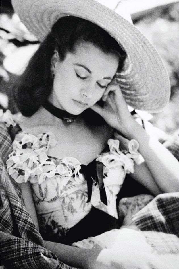 Vivien Leigh odpoczywa podczas kręcenia filmu Przeminęło z wiatrem, 1939