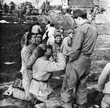 Złapani chińscy żołnierze proszą o życie południowokoreańskiego żołnierza myśląc, że zostaną rozstrzelani, Korea 1951