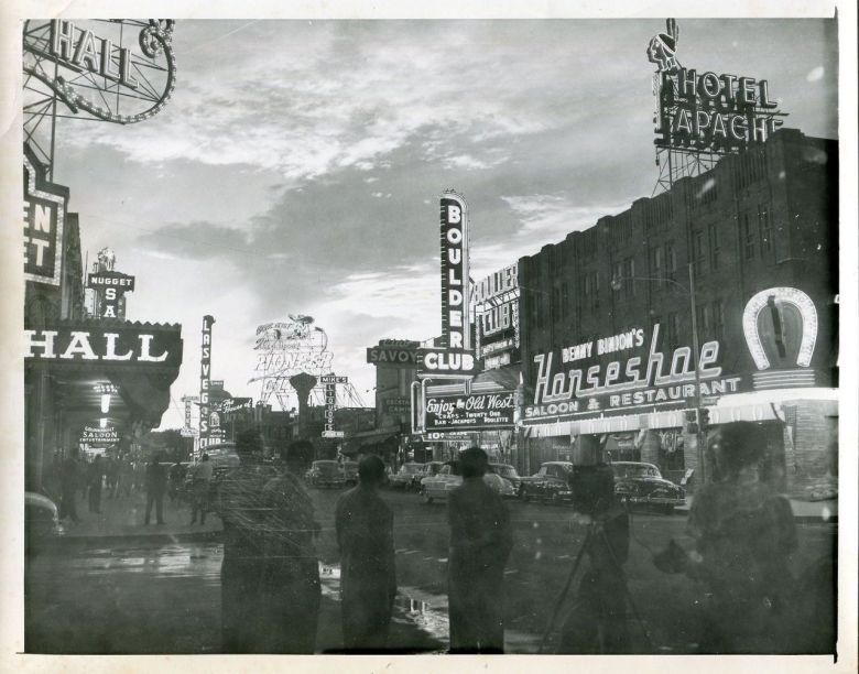 Widok z centrum Las Vegas na wybuch bomby atomowej, 7 maja 1952 rok
