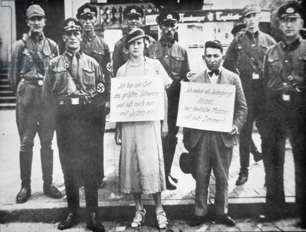 Poniżana przez Niemców - żyd i jego nieżydowska partnerka, Hamburg, 1935