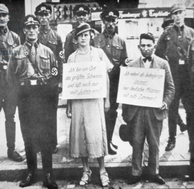 Poniżana przez Niemców - żyd i jego nieżydowska partnerka, Hamburg, 1935