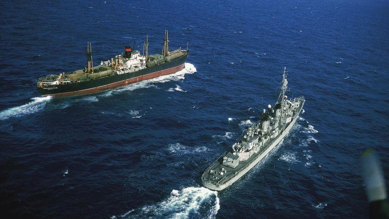 USS Vesole przechwytuje podczas kryzysu kubańskiego sowiecki transport rakiet, 1962