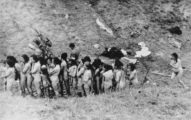 Niemcy za pomocą ukraińskich oddziałów pomocniczych mordują Żydów, Ukraina, 1942 