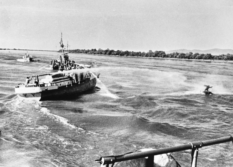 Sowiecki statek używa armatki wodnej przeciwko chińskiemu rybakowi na rzece Ussuri, maj 1969 r