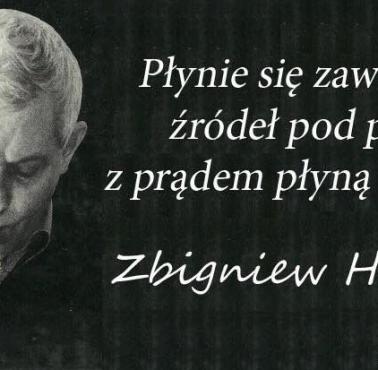 Zbigniew Herbert (1924–1998) "Płynie się zawsze do źródeł pod prąd, z prądem płyną śmiecie."