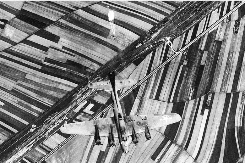 Członkowie załogi wyskakują z amerykańskiego bombowca B-17, Austria, 1944