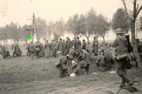 07 lub 08.09.39r. Cukrówka. Przy szosie wiodącej do Zwolenia Niemcy rozstrzelali 13 jeńców (na egzekucję oczekiwali klęcząc)