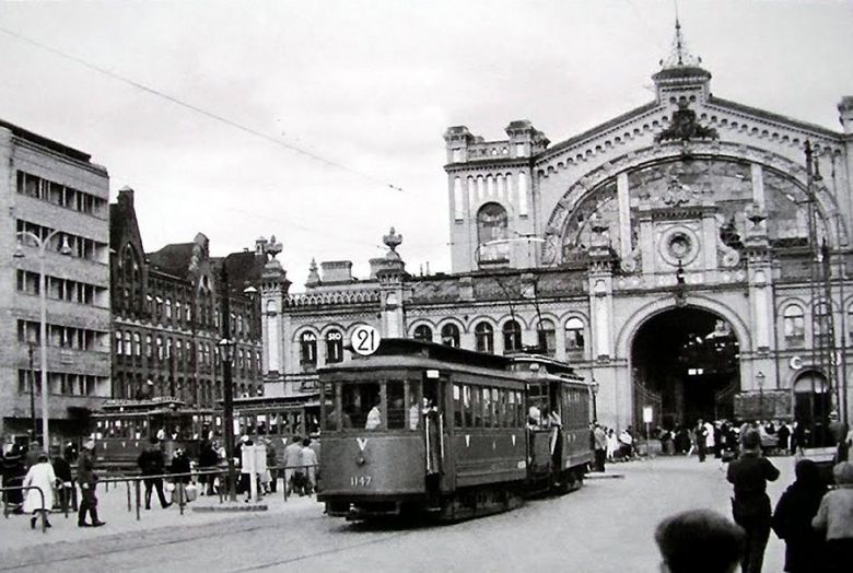 Warszawa, tramwaje przed Halą Mirowską, czerwiec 1941