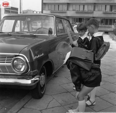 Uczniowie w fartuchach szkolnych, Warszawa, wrzesień 1964 r.