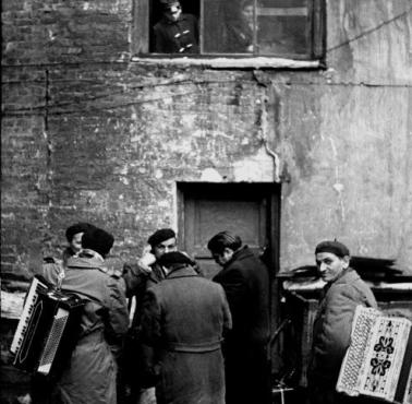 Uliczna Orkiestra z Chmielnej. Warszawa, 1959 r.