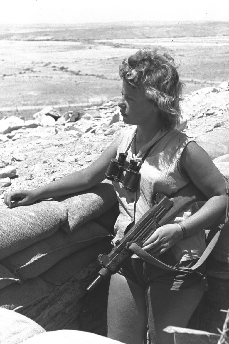 Uzbrojona w Uzi izraelska wartowniczka, Negew, 1956