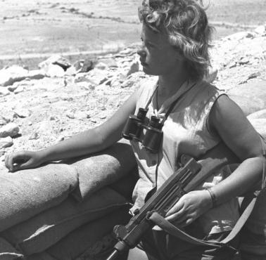 Uzbrojona w Uzi izraelska wartowniczka, Negew, 1956