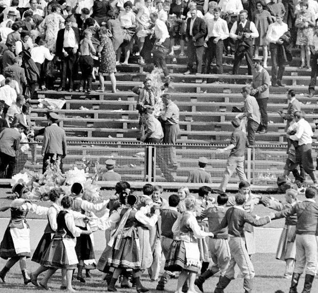 8 IX 1968 Ryszard Siwiec dokonał samospalenia na znak protestu przeciw inwazji wojsk Układu Warszawskiego na Czechosłowację