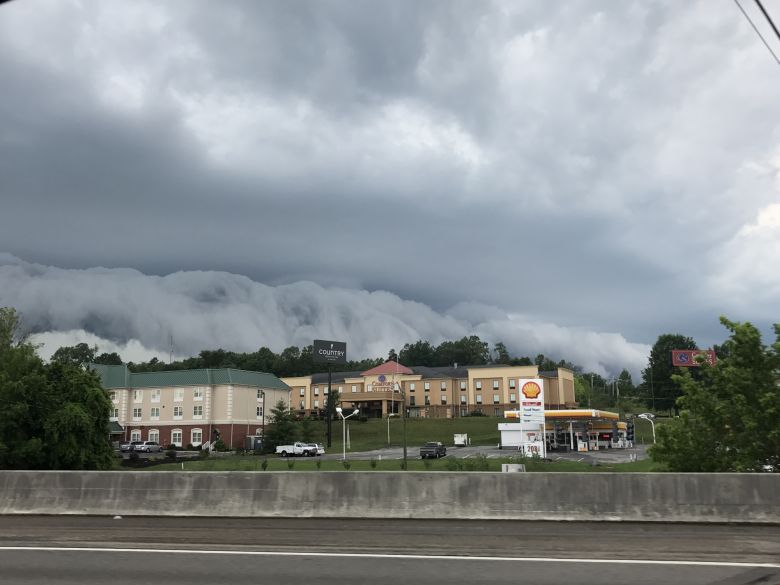 Chmury zbliżającego się tsunami