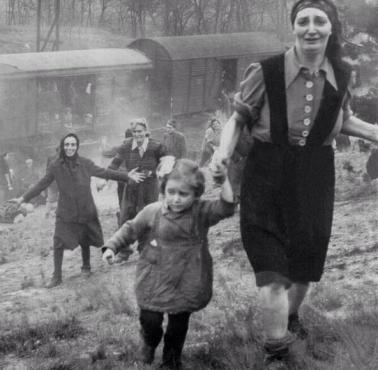 Wyzwoleni przez Aliantów Żydzi z niemieckiego transportu, kwiecień 1945