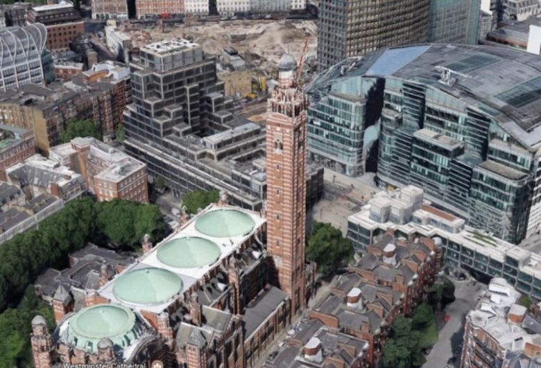 Westminster Cathedral została pozbawiona krzyża wieńczącego kopułę wieży tego kościoła. Podobnie jest z innymi miejscami ....