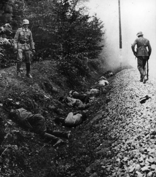 09.09.39r. w Ciepielowie, żołnierze Wehrmachtu, mordują ok. 300 polskich jeńców. Rozkaz zbrodni wydał płk.Wessel z 15 pp