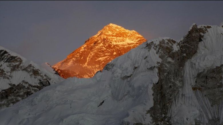 Promienie światła oświetlają Mount Everest