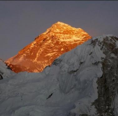 Promienie światła oświetlają Mount Everest