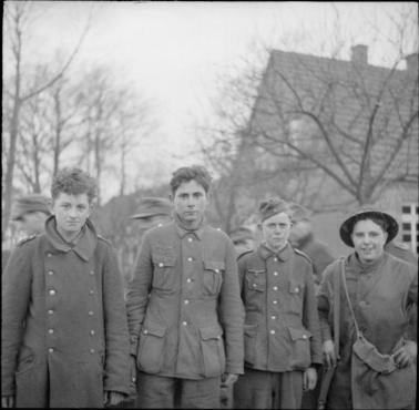 Pojmani przez Aliantów młodzi żołnierze Wehrmachtu, 6 kwietnia 1945