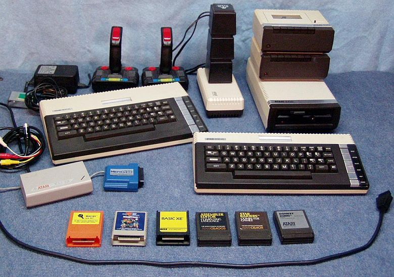 Komputery Atari 600 i 800 XL z peryferiami