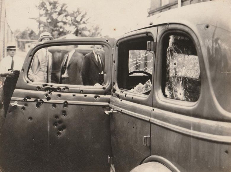 Podziurawiony Ford V8 słynnej bandyckiej pary - Bonnie & Clyde, 1934