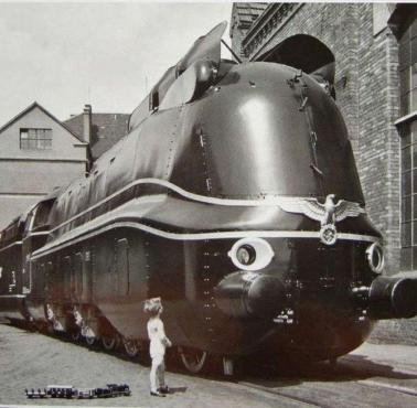 Niemiecka lokomotywa parowa Reichsbahn 19-1001 (Die Dampfmotor-Lok 19 1001),1941