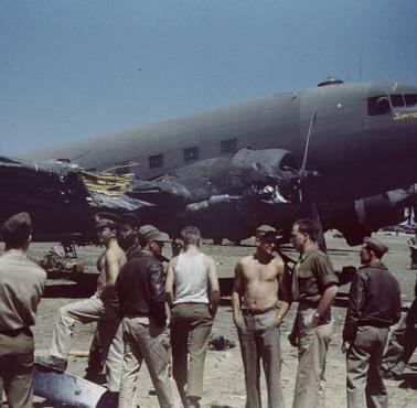 Uszkodzony Douglas C-47 Skytrain w Tunezji, 1943 rok