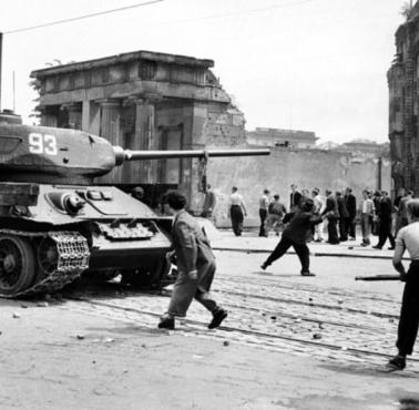 Rosjanie tłumią niemieckie powstanie w NRD w 1953 roku