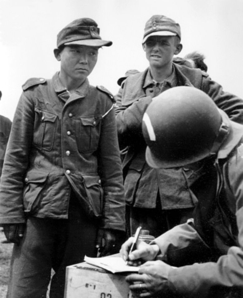 Złapany przez Aliantów Koreańczyk - Yang Kyoungjong. Mężczyzna walczył w armii japońskiej, rosyjskiej i niemieckiej, 1944 