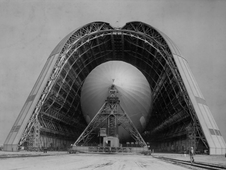 Amerykański sterowiec USS Macon w hangarze