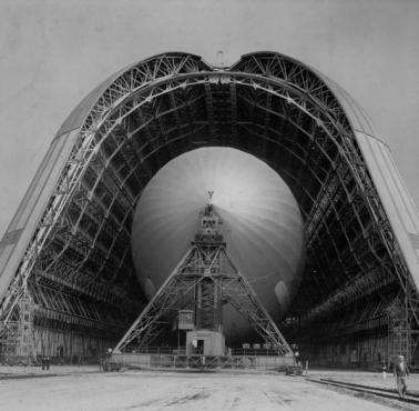 Amerykański sterowiec USS Macon w hangarze