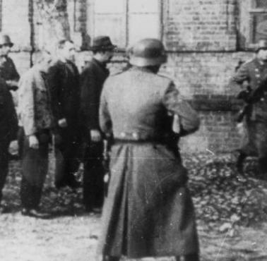 W ciągu pierwszego miesiąca okupacji Polski...Niemcy: spalili 531 miast i wiosek i przeprowadzili 715 egzekucji mordując 16 tys.