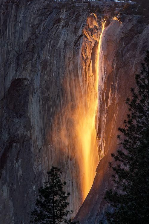 Tylko raz w roku tak właśnie wygląda wodospad w Yosemite Park w Kalifornii