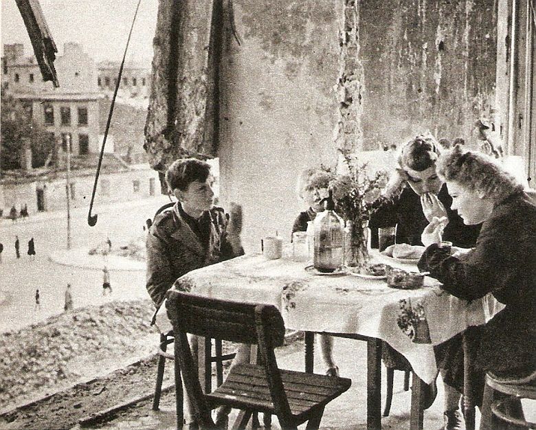 Warszawa, rok 1945, powrót do domów, których nie było