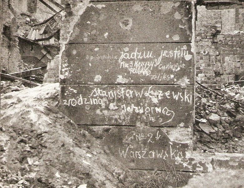 Warszawa, rok 1945, wiadomości dla bliskich na szczątkach domów