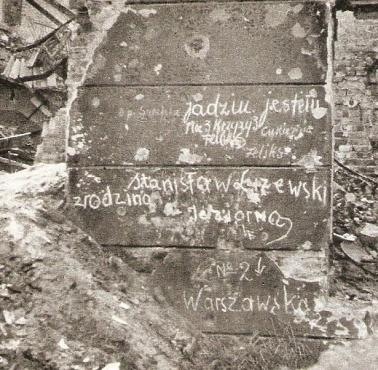 Warszawa, rok 1945, wiadomości dla bliskich na szczątkach domów