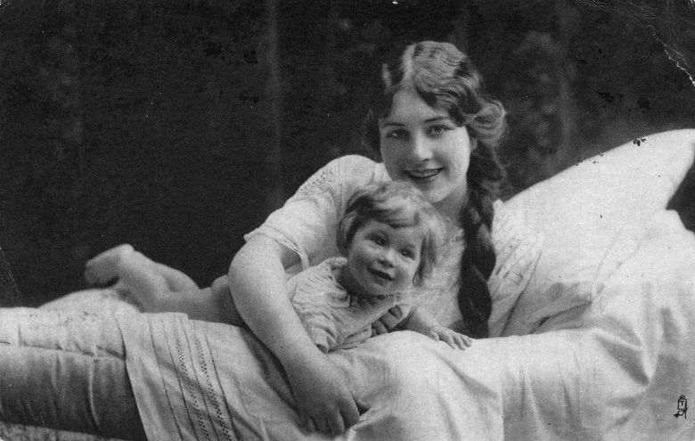 Mama z dzieckiem, 1917