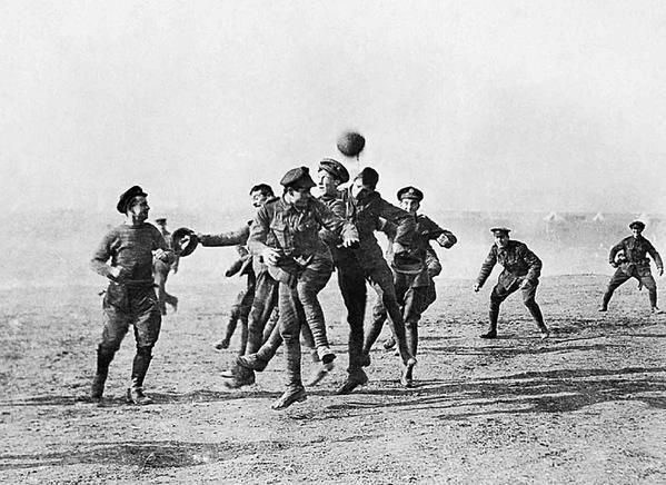 Mecz piłki nożnej w Boże Narodzenie 1914 roku między niemiecki i brytyjskimi żołnierzami, I wojna światowa