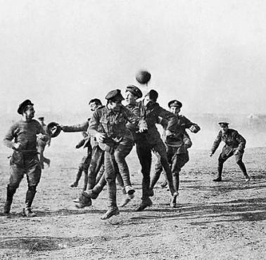 Mecz piłki nożnej w Boże Narodzenie 1914 roku między niemiecki i brytyjskimi żołnierzami, I wojna światowa