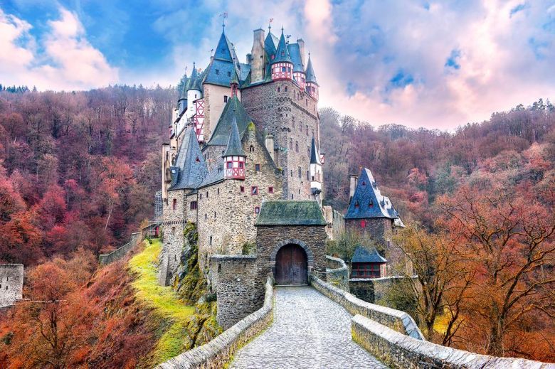 Zamek Eltz – monumentalny zamek w Niemczech w rejonie Eifel
