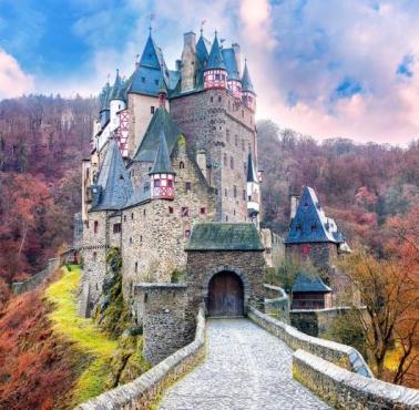 Zamek Eltz – monumentalny zamek w Niemczech w rejonie Eifel