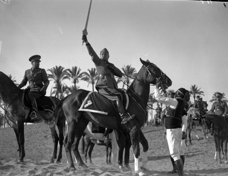 Benito Mussolini jako miecz islamu koło Trypolisu w Libii, 1937